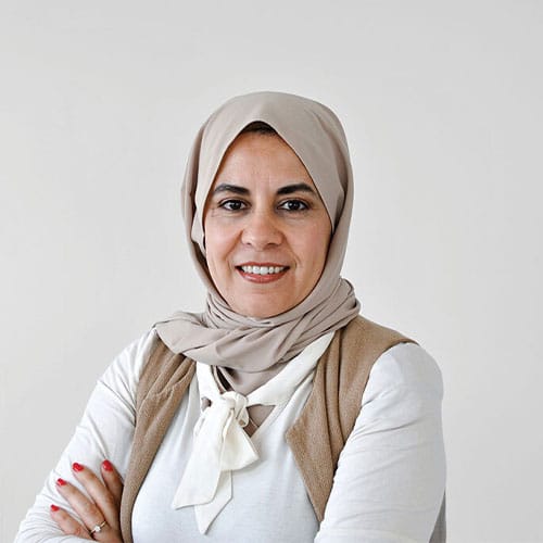 Cinquantaquattresima fotografica di Amal, responsabile finanziario di Tiko a Zurigo, sorridente verso la fotocamera